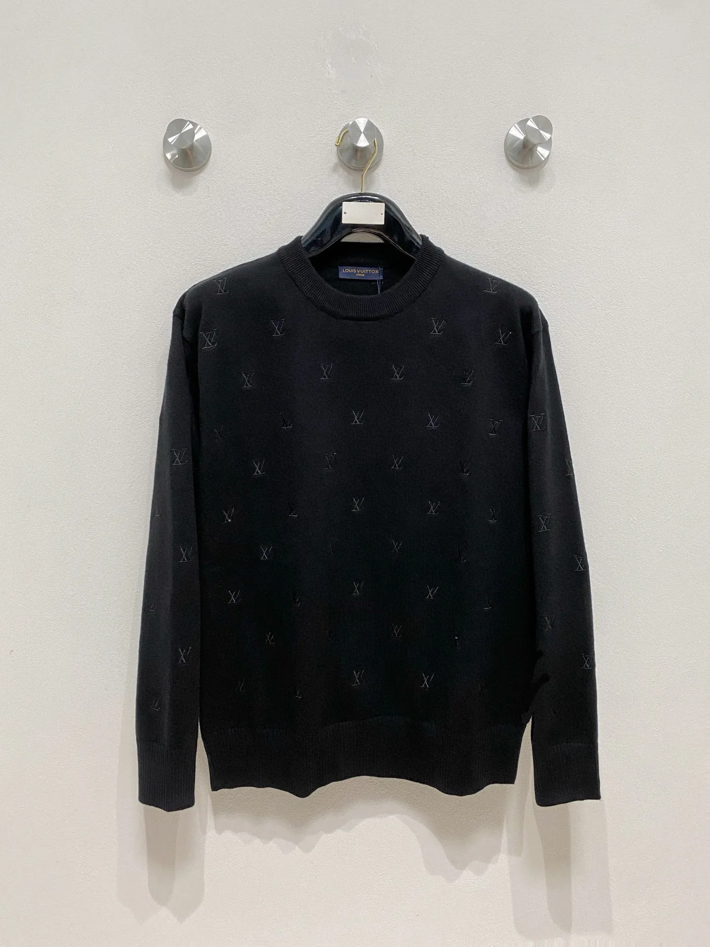 🅿️440 [LV Louis Vuitton] Autumn and winter classic lapel sweater, in full condition! ! ! Wool blended fabric, the latest model in 2025, golden ratio! ! Slim-fitting soft gold, versatile and practical item, the combination and practicality are extremely powerful, simple and elegant, and classy! To create your own style, it is highly recommended to buy it in two colors. The standard slim fit tailoring process is suitable for both young and old men. It is knitted from wool and will not cause any discomfort! While keeping warm, it is stylish, textured and wearable, and the classic logo with contrasting colors on the chest feels in place! ! Recommended for regular customers! ! Size M-3XL (maximum wear: 190 pounds)